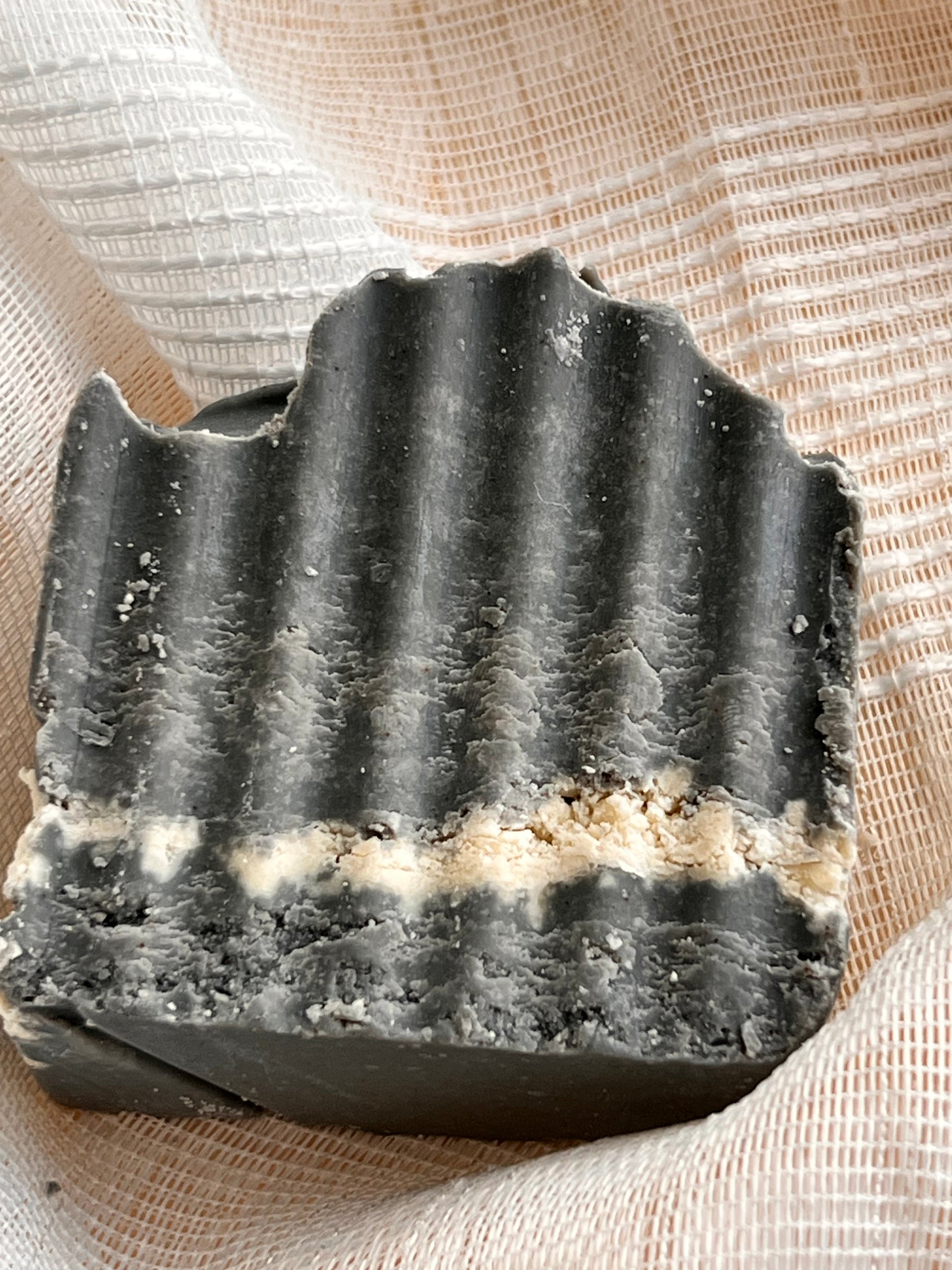 

“Hülyet Naturèl – Aktif Karbon Sabunu (Arındırıcı & El Yapımı)”

“Cildi derinlemesine temizleyen, gözenekleri arındıran premium sabun.”
