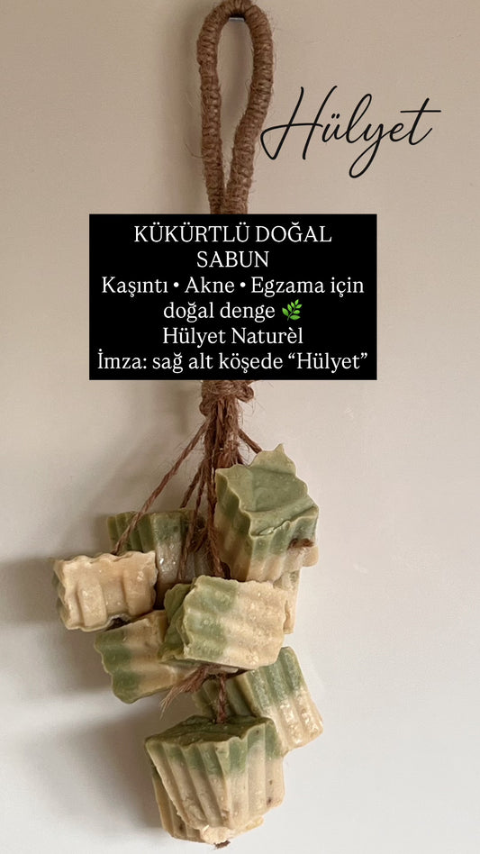 Hülyet – Kükürtlü Doğal Sabun (Uyuz,Kaşıntı , Akne ve Egzama İçin)
Hülyet – Schwefelseife (Gegen Juckreiz, Akne & Ekzeme)
